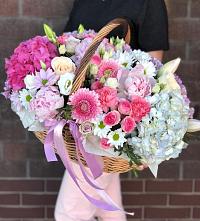 Композиция солнечный день в Красногвардейском Цветочная композиция из Розы, Хризантемы, Пионы и Лизиантусы в корзине в Красногвардейском