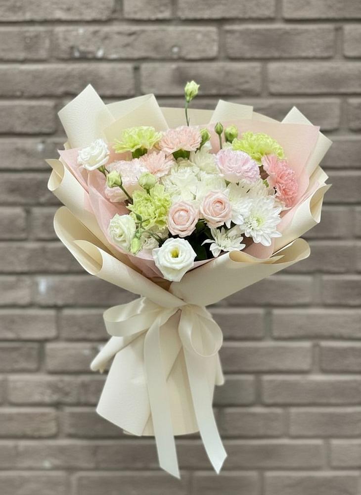 Букет цветов из: Гвоздики, Розы, Лизиантусы и Хризантемы в Красногвардейском