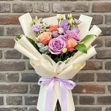 Букет цветов из:  Лизиантусы и Розы в Красногвардейском