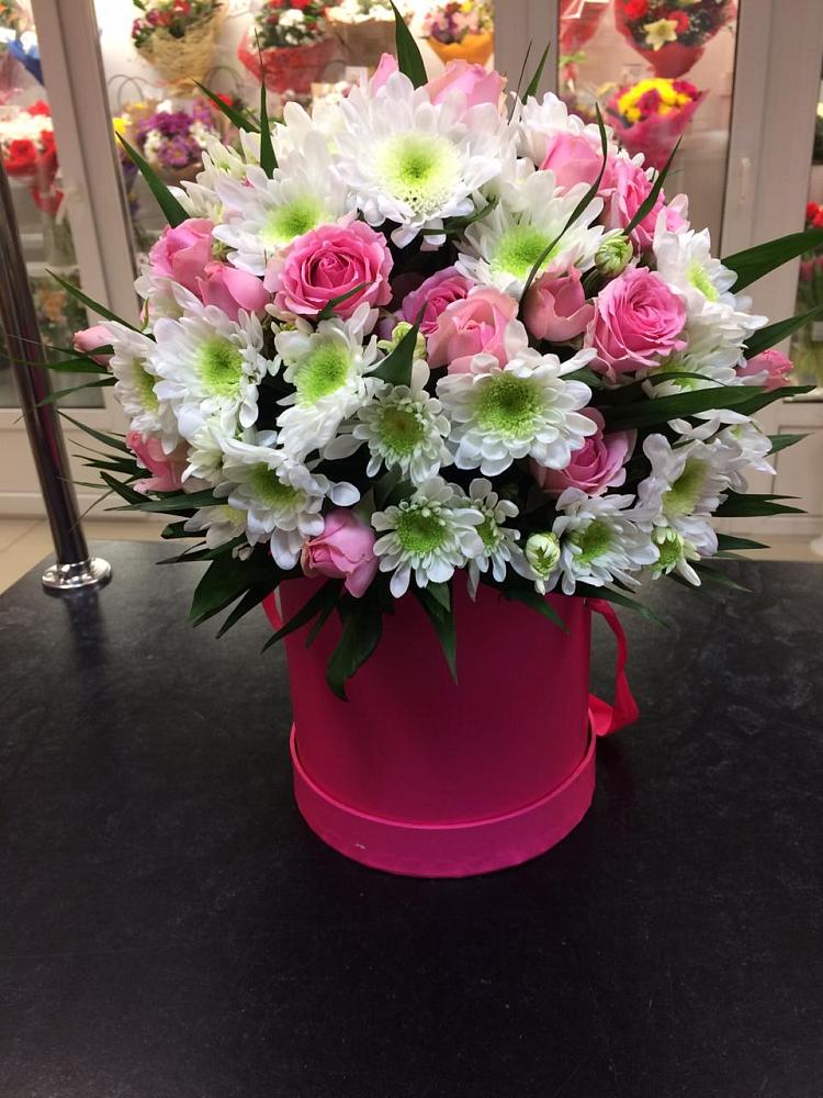 Цветочная композиция из Розы и Хризантемы в шляпной коробке в Красногвардейском